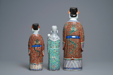 Drie Chinese famille rose figuren van sterrengoden, 19/20e eeuw