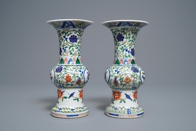 Une paire de vases en porcelaine de Chine wucai, marque de Xuande, R&eacute;publique