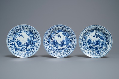 Vijf Chinese blauw-witte 'Romance of the Western Chamber' borden, Kangxi