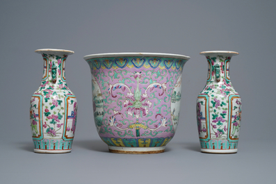 Deux paires de vases et une jardini&egrave;re en porcelaine de Chine famille rose, 19&egrave;me