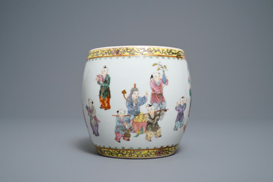 Un vase en porcelaine de Chine famille rose &agrave; d&eacute;cor de gar&ccedil;ons jouants, R&eacute;publique