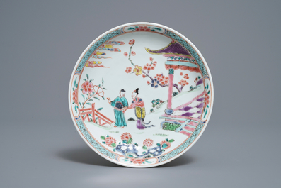 Twee Chinese famille rose kommen en een bord, Yongzheng merk en periode