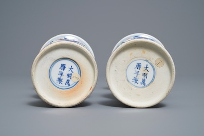 Een paar Chinese wucai 'draken' vazen, Xuande merk, Republiek
