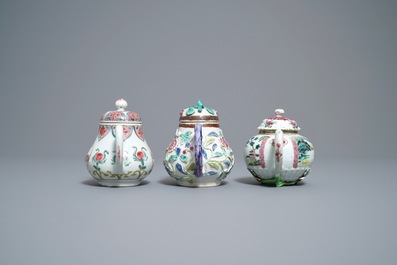 Trois th&eacute;i&egrave;res couvertes en porcelaine de Chine famille rose, Yongzheng