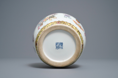 Un vase en porcelaine de Chine famille rose &agrave; d&eacute;cor de gar&ccedil;ons jouants, R&eacute;publique