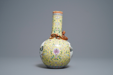 Un vase de forme bouteille en porcelaine de Chine famille rose, marque de Qianlong, R&eacute;publique