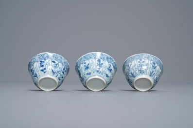 Seize tasses et soucoupes en porcelaine de Chine en bleu et blanc, Kangxi