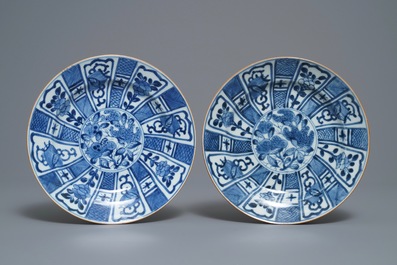 Huit assiettes en porcelaine de Chine en bleu et blanc de style Wanli, Kangxi