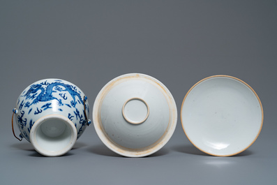 A pair of Chinese blue and white 'dragon' bowls and covers, 19th C.