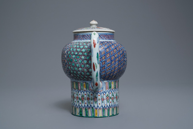 Une grande th&eacute;i&egrave;re couverte en porcelaine de Chine wucai, &eacute;poque Transition ou Kangxi