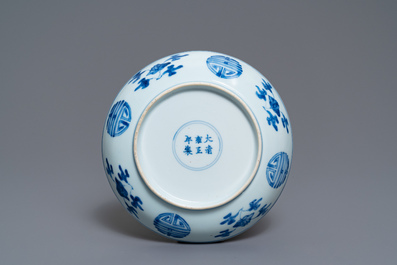 Een Chinees blauw-wit 'Shou' bord, Yongzheng merk en periode