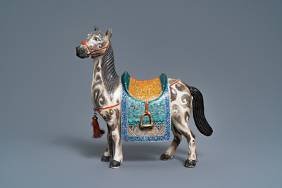 Un grand mod&egrave;le d'un cheval en porcelaine de Chine famille rose, 19&egrave;me