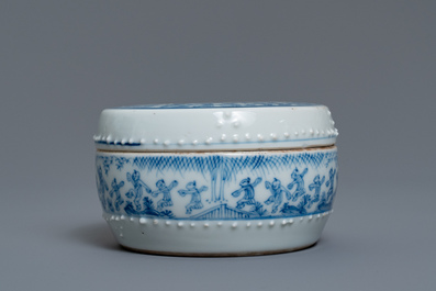 Een Chinese blauw-witte dekseldoos met figuratief decor, Kangxi/Yongzheng