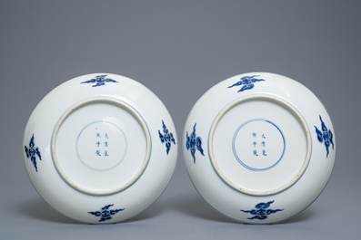 Une paire de plats en porcelaine de Chine en bleu et blanc &agrave; d&eacute;cor de dragons, marque de Kangxi, Guangxu