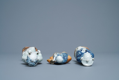 Acht Chinese biscuit groepen met blauw-wit en celadon glazuur, Qianlong/Jiaqing