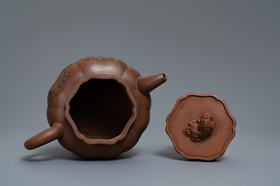 A Chinese Yixing stoneware teapot and cover with inscription, impressed seal marks, 19/20th C.