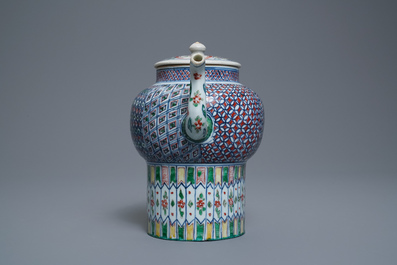 Une grande th&eacute;i&egrave;re couverte en porcelaine de Chine wucai, &eacute;poque Transition ou Kangxi