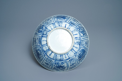 Een grote Chinese blauw-witte kom met eenden, Wanli