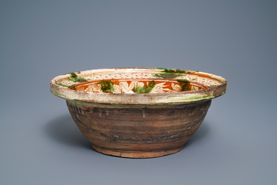 Un bassin en gr&egrave;s porcelaineux &eacute;maill&eacute; sancai, fin de la dynastie Ming