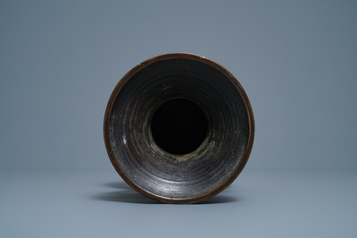Een Chinese deels vergulde bronzen archa&iuml;sche vaas, Xuande merk, 18e eeuw
