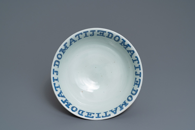 Un grand bol en porcelaine de Japon &agrave; inscription 'MATIJ EDO', Edo, 17&egrave;me