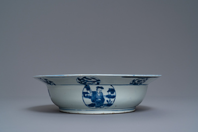 Een Chinees blauw-wit bassin met figuren in een landschap, Wanli