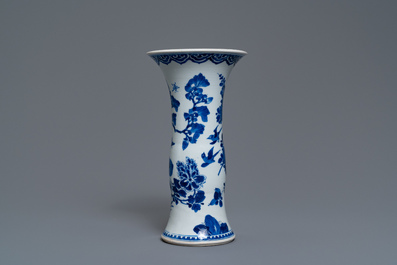 Un vase en porcelaine de Chine en bleu et blanc &agrave; d&eacute;cor d'oiseaux parmi fleurs, Kangxi