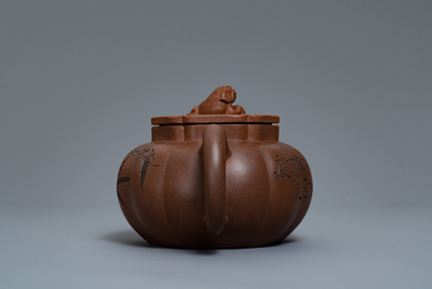 A Chinese Yixing stoneware teapot and cover with inscription, impressed seal marks, 19/20th C.