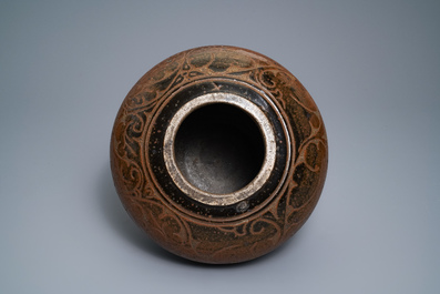 Un vase en gr&egrave;s porcelaineux &eacute;maill&eacute; brun &agrave; d&eacute;cor incis&eacute;, Yuan