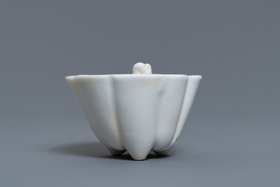 Une tasse surprise en porcelaine blanc de Chine figurant 'Lu Hong Jian', &eacute;poque Transition