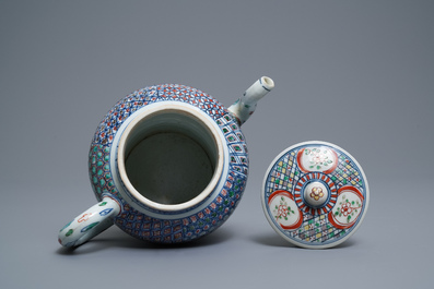 Une grande th&eacute;i&egrave;re couverte en porcelaine de Chine wucai, &eacute;poque Transition ou Kangxi