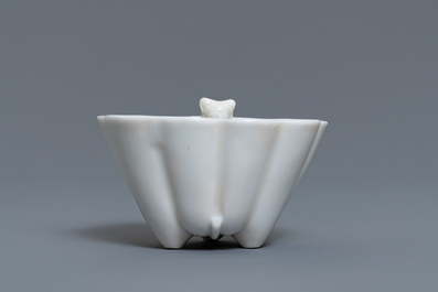 Une tasse surprise en porcelaine blanc de Chine figurant 'Lu Hong Jian', &eacute;poque Transition