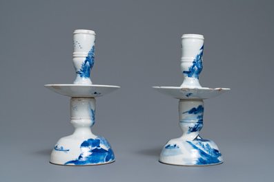 Une paire de bougeoirs et trois figures de gar&ccedil;ons en porcelaine de Chine, 19&egrave;me