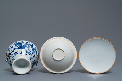 Une paire de pots couverts en porcelaine de Chine en bleu et blanc, 19&egrave;me