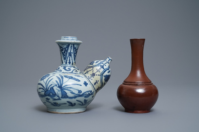 Une collection vari&eacute;e en porcelaine de Chine et gr&egrave;s de Yixing, Ming et apr&egrave;s
