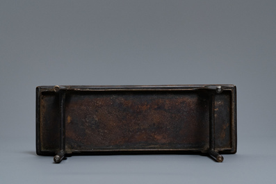 Een Chinees bronzen miniatuur model van een zgn. scholar's table, 19e eeuw