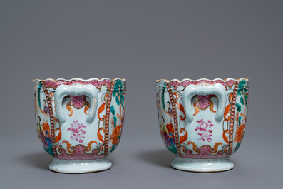 Une paire de rafraichissoirs en porcelaine de Chine famille rose &agrave; d&eacute;cor mandarin, Qianlong