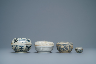 Een collectie Chinees blauw-wit Swatow goed, Ming