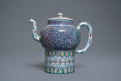 Une grande th&eacute;i&egrave;re couverte en porcelaine de Chine wucai, &eacute;poque Transition ou Kangxi