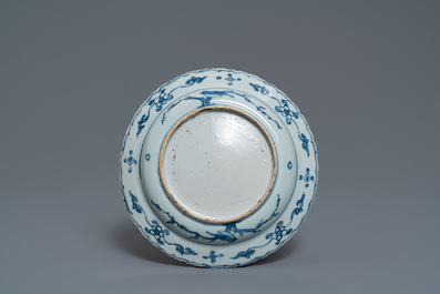 Une assiette en porcelaine de Chine &agrave; d&eacute;cor d'un cerf, Wanli