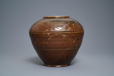 Un vase en gr&egrave;s porcelaineux &eacute;maill&eacute; brun &agrave; d&eacute;cor incis&eacute;, Yuan