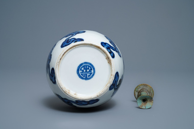 Une pipe &agrave; eau en porcelaine de Chine 'Bleu de Hue' pour le Vietnam, 18/19&egrave;me