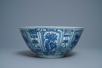 Een grote Chinese blauw-witte kom met eenden, Wanli