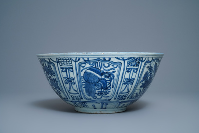 Een grote Chinese blauw-witte kom met eenden, Wanli