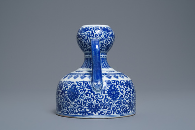 Une verseuse &agrave; deux anses en porcelaine de Chine en bleu et blanc, marque de Qianlong, 19/20&egrave;me