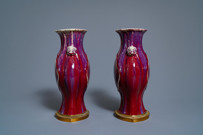 Un paire de vases en porcelaine de Chine &agrave; &eacute;mail flamb&eacute; sur socles en bronze dor&eacute;, 18/19&egrave;me