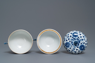 A pair of Chinese blue and white 'lotus scroll' bowls and covers, 19th C.