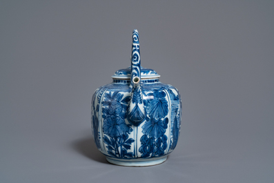 Een Chinese blauw-witte wijnkan met figuren, Wanli