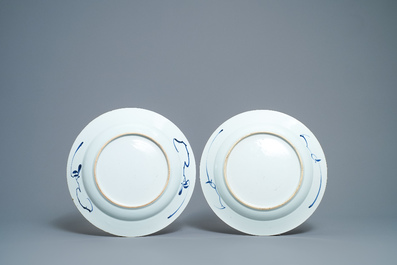 Cinq plats en porcelaine de Chine en bleu et blanc &agrave; d&eacute;cor de 'La Romance de la chambre de l'ouest', Kangxi/Yongzheng