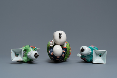 Une paire de bougeoirs et trois figures de gar&ccedil;ons en porcelaine de Chine, 19&egrave;me